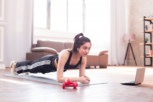 トレーニングをする女性の写真