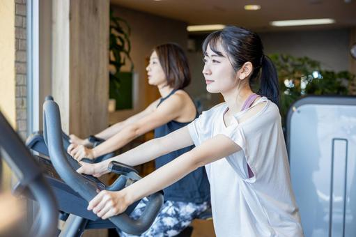 有酸素運動を行う女性の画像