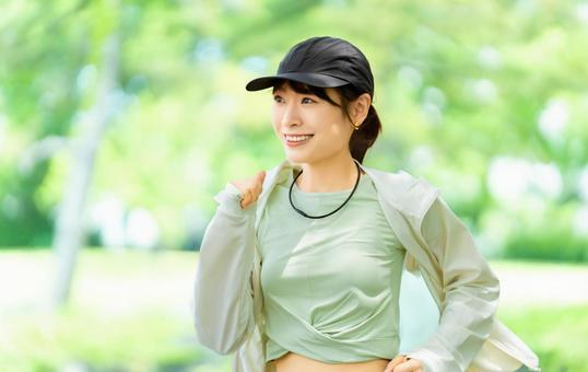 ランニングをする女性の画像