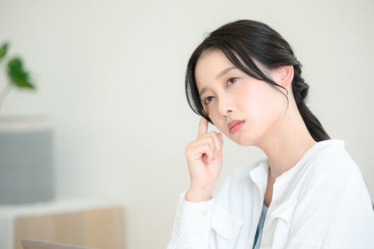 悩んでいる人の画像