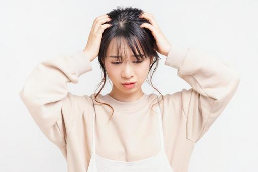 悩んでいる画像