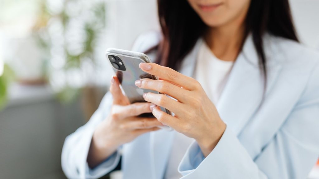 スマホいじる人