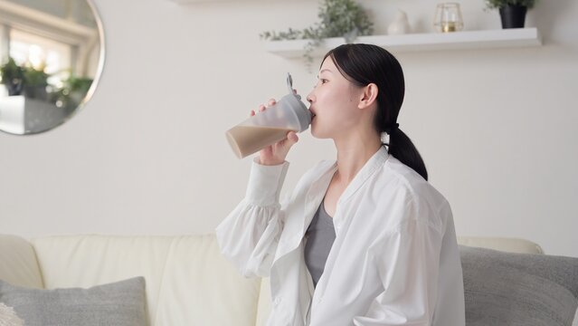 プロテインを飲んでいる画像